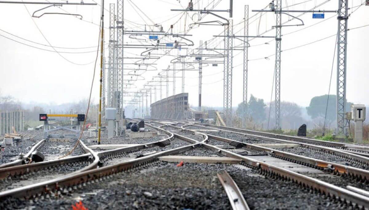 Tragedia a San Severo: donna investita e uccisa da un treno merci. Linea Termoli-Foggia bloccata per ore
