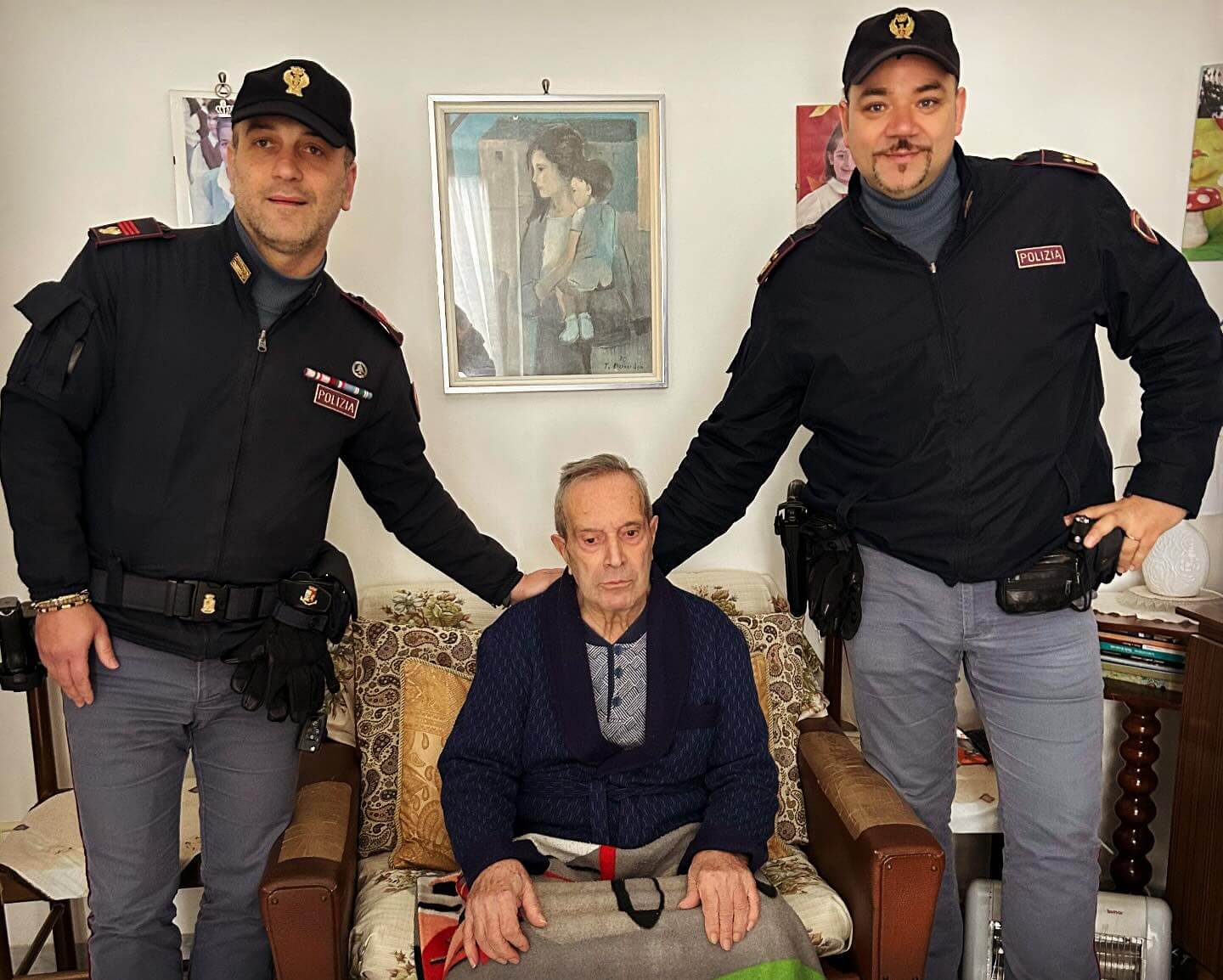 Bitonto, 80enne cade sul balcone e non riesce a rialzarsi: i poliziotti aiutano l’anziano solo in casa Bitonto, 80enne cade sul balcone e non riesce a rialzarsi: i poliziotti aiutano l’anziano solo in casa