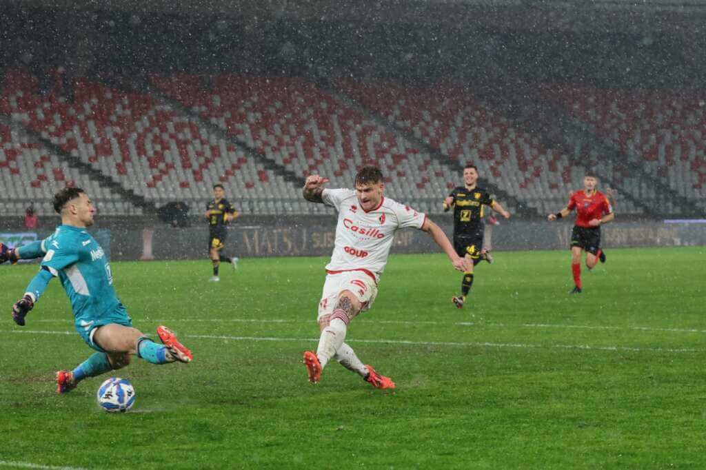 Galleria foto 'Il Bari stende il Frosinone al San Nicola: 2-1 con i gol di Favilli e Bonfanti, Kvernadze per i ciociari' - foto 1