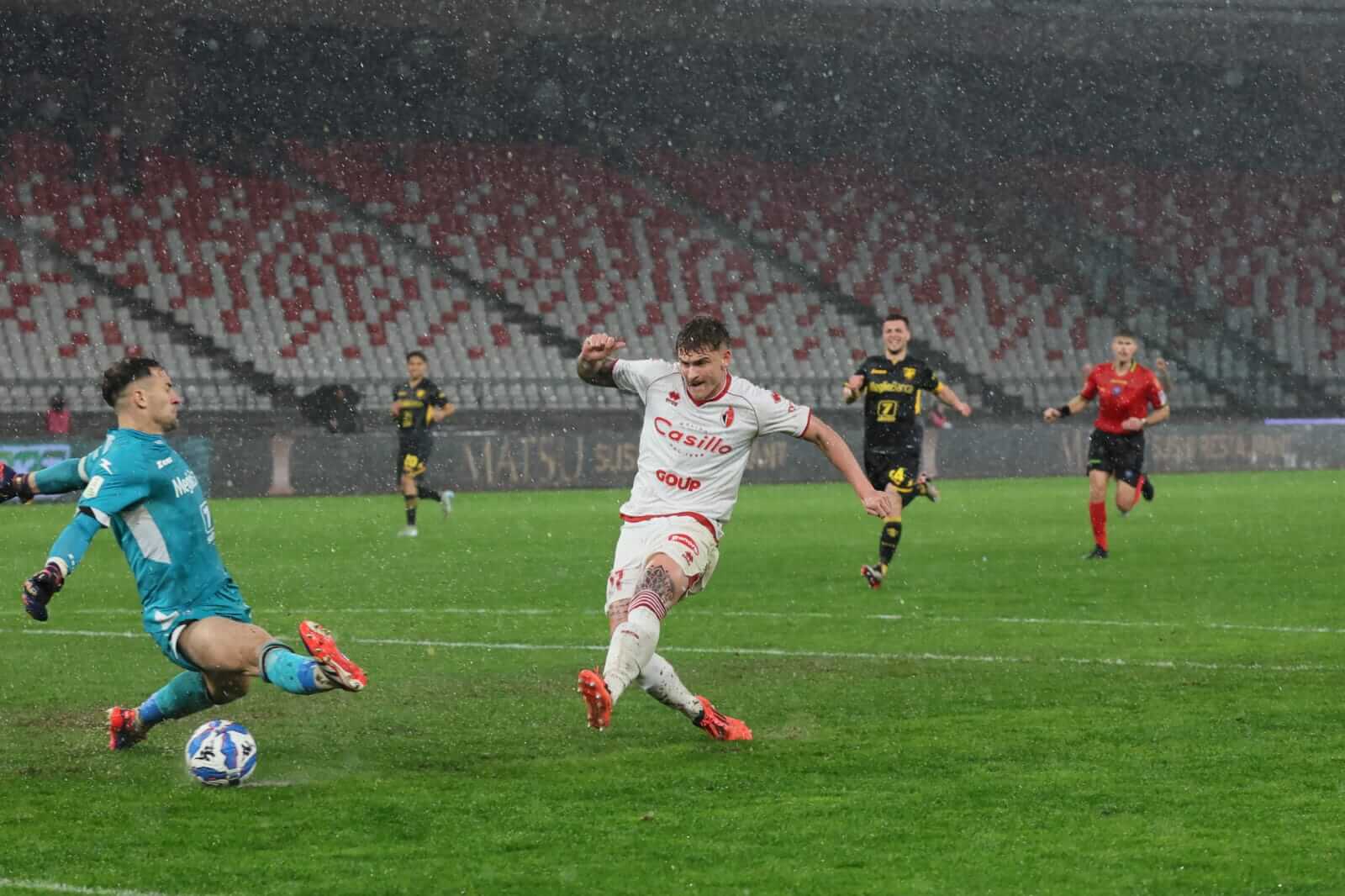 Il Bari stende il Frosinone al San Nicola: 2-1 con i gol di Favilli e Bonfanti, Kvernadze per i ciociari