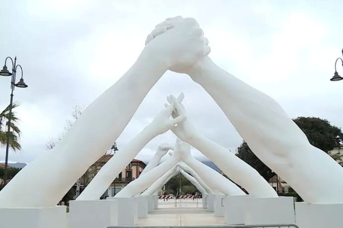Building Bridges torna in Puglia: le “mani giganti” di Lorenzo Quinn a Martina Franca Building Bridges torna in Puglia: le “mani giganti” di Lorenzo Quinn a Martina Franca