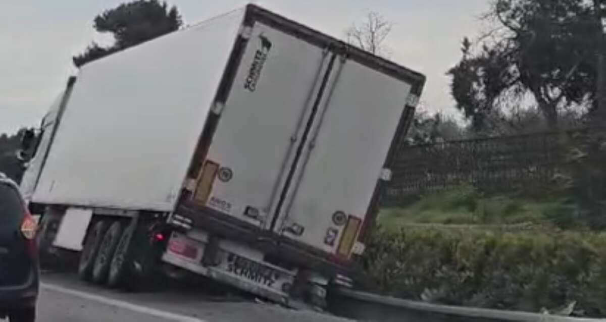 Camion fuori strada nel Barese, rallentamenti sulla Ss16 tra Torre a Mare e Mola – VIDEO Camion fuori strada nel Barese, rallentamenti sulla Ss16 tra Torre a Mare e Mola – VIDEO
