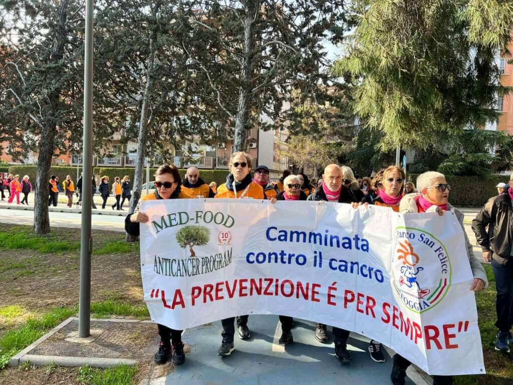 Galleria foto 'Foggia in marcia contro il cancro: grande partecipazione alla camminata per la prevenzione' - foto 1