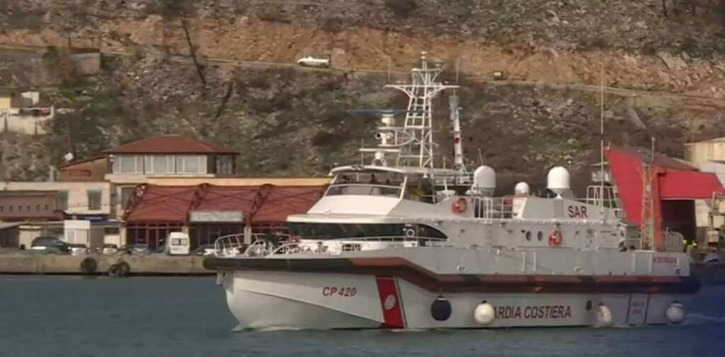 Galleria foto 'In viaggio dall’Albania a Bari, rientrano in Italia 43 migranti: l’arrivo al porto questa sera' - foto 1