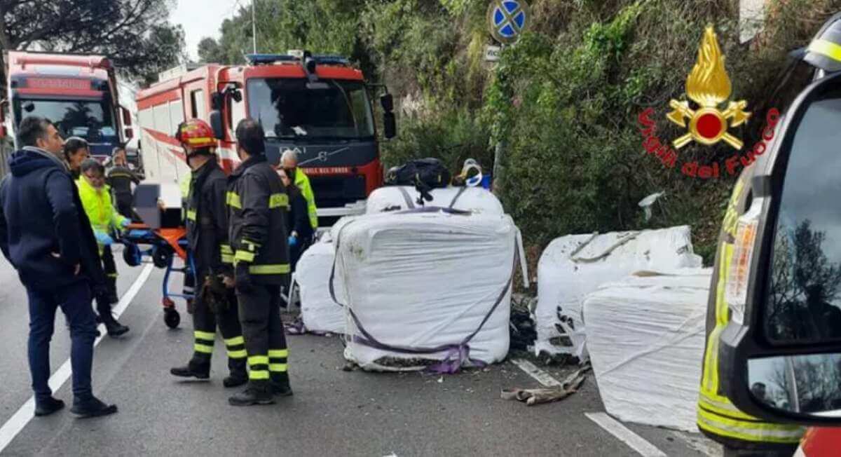 Salerno, tir perde il carico che travolge un gruppo di ciclisti: morto 49enne, un ferito