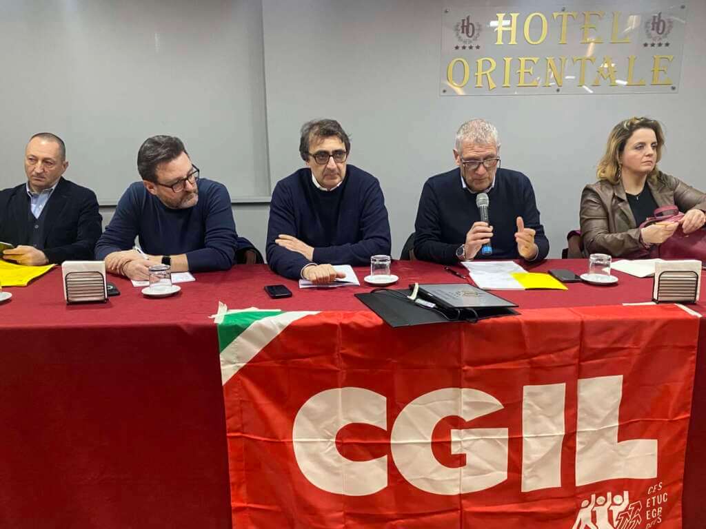 Galleria foto 'Brindisi, Sos al ministro Urso e ai parlamentari: «Lo stop di Eni? Un disastro»' - foto 1