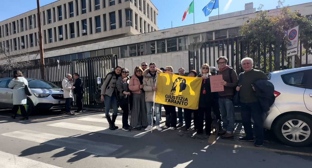 Taranto, esposto dei cittadini contro l’ex Ilva: «Quegli impianti sono pericolosi e inquinanti» Taranto, esposto dei cittadini contro l’ex Ilva: «Quegli impianti sono pericolosi e inquinanti»