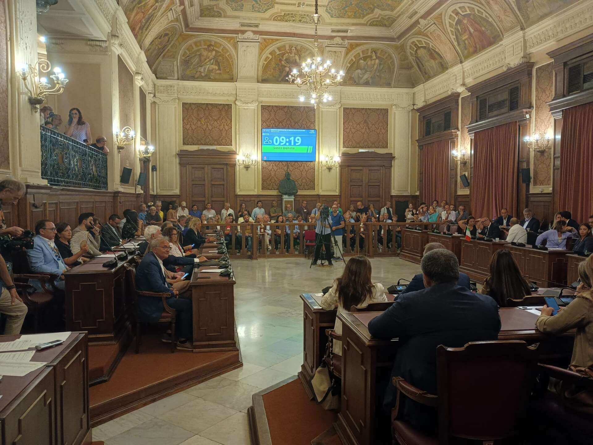 Bari, sulle partecipate è scontro in Consiglio comunale. Il sindaco: «Stop attacchi strumentali»