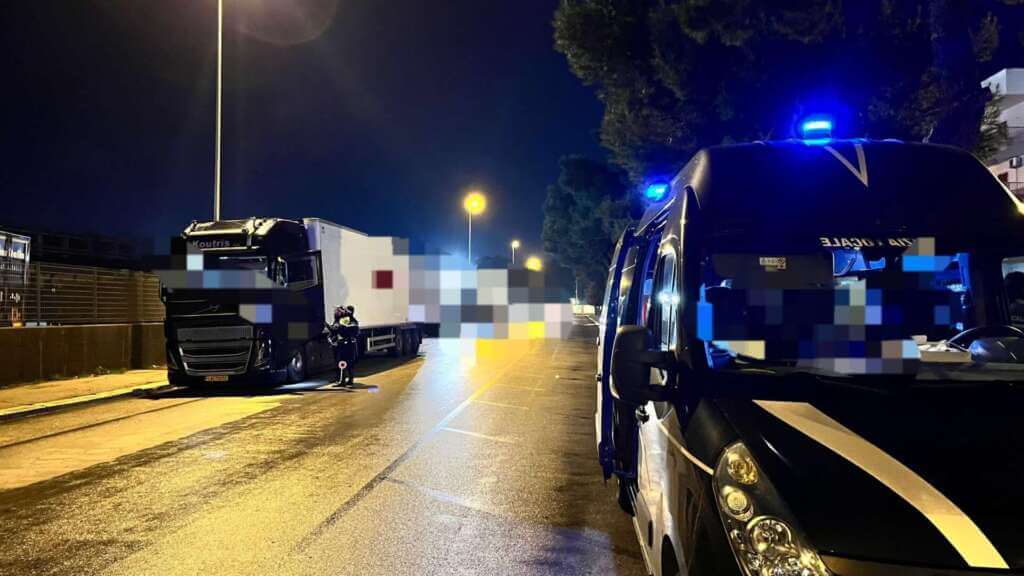 Galleria foto 'Bari, ubriaco alla guida di un tir supera i limiti di velocità: denunciato l’autista' - foto 1