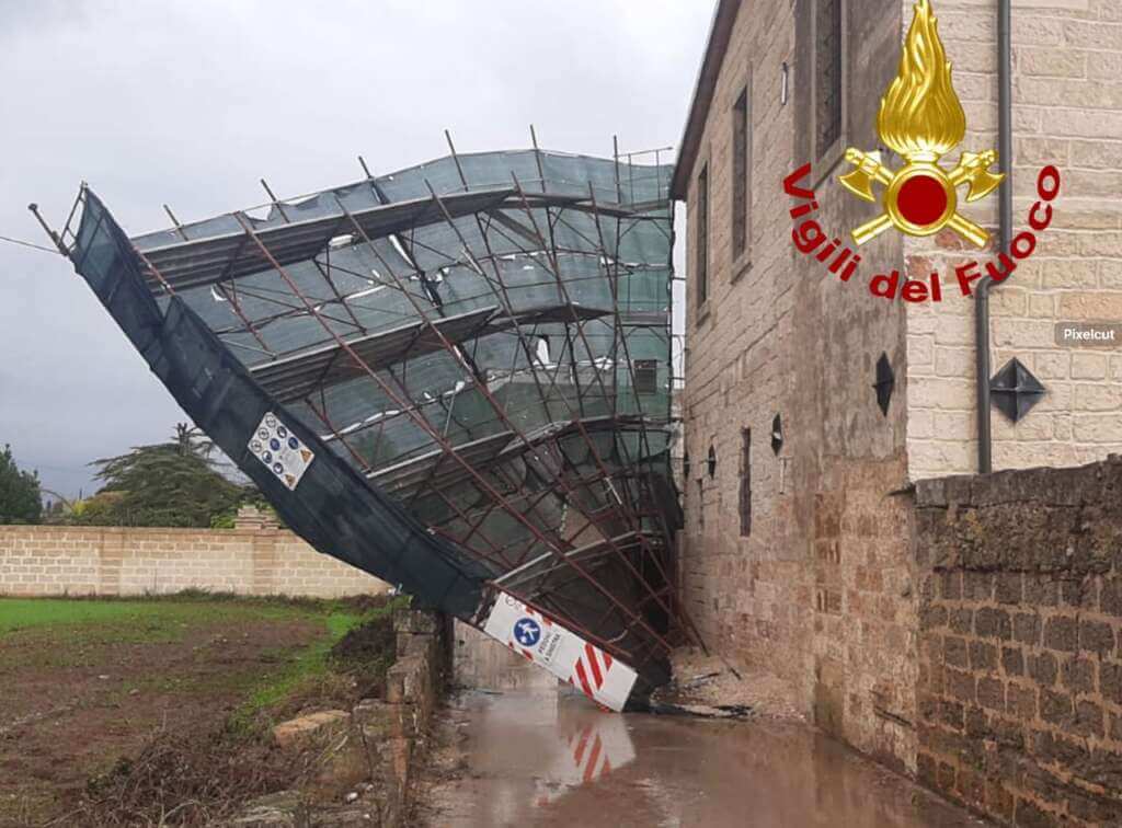 Galleria foto 'Fiamme in un appartamento e un’impalcatura crollata: doppio intervento dei vigili del fuoco nel Salento' - foto 1