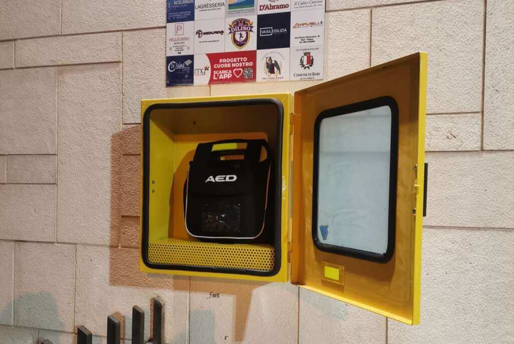 Galleria foto 'Bari, ritrovati i due defibrillatori scomparsi a Palese: «Il quartiere torna cardioprotetto»' - foto 1