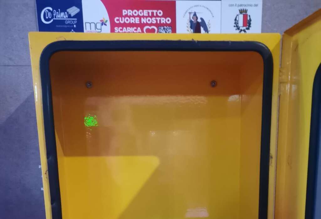 Galleria foto 'Bari, spariti due defibrillatori a Palese: «Qui è proibito sentirsi male»' - foto 1