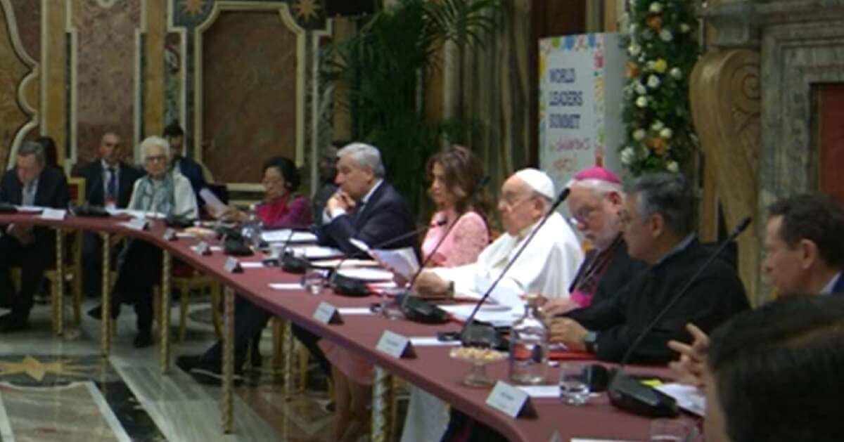 Diritti dei bambini, il papa apre il summit: «Niente vale più della loro vita, ascoltiamoli» Diritti dei bambini, il papa apre il summit: «Niente vale più della loro vita, ascoltiamoli»