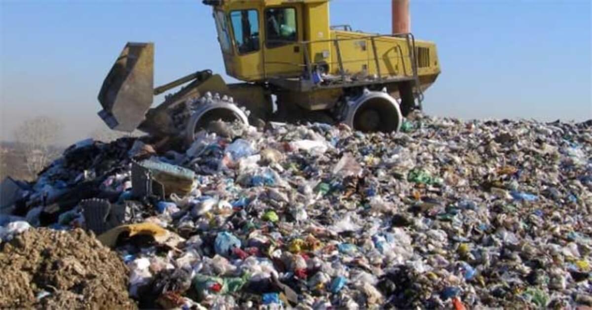 Regione Puglia, è caos sul piano per i rifiuti. Emiliano: «Le discariche sono necessarie»