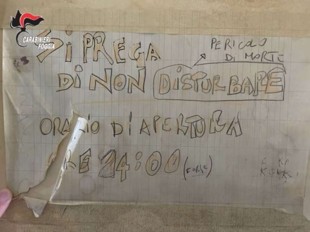 Galleria foto 'Foggia, una casa del centro trasformata in un market della droga: «Aperti h24». Tre arresti' - foto 3