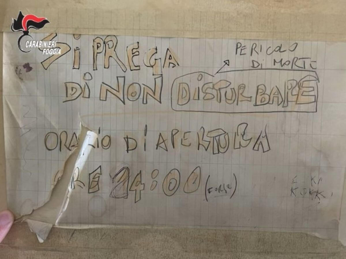 Foggia, una casa del centro trasformata in un market della droga: «Aperti h24». Tre arresti Foggia, una casa del centro trasformata in un market della droga: «Aperti h24». Tre arresti