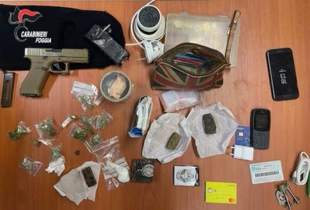 Galleria foto 'Foggia, una casa del centro trasformata in un market della droga: «Aperti h24». Tre arresti' - foto 1