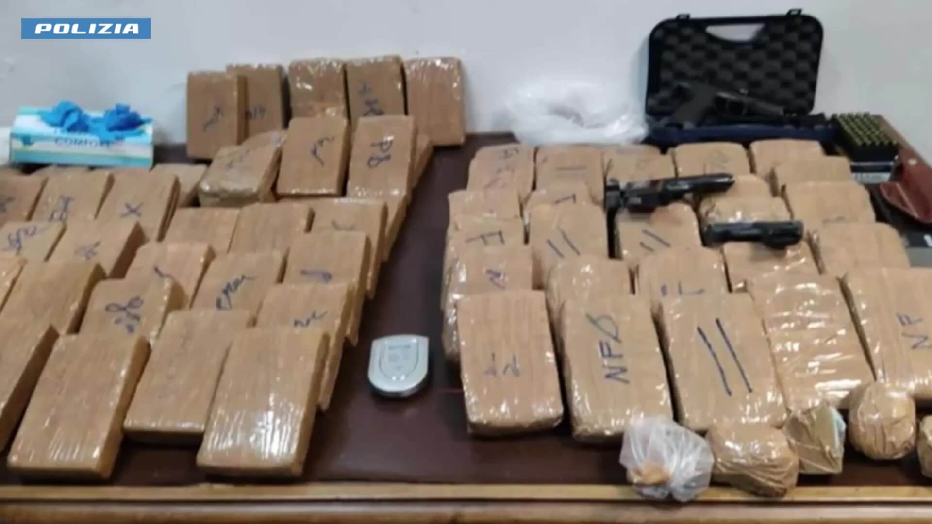 Fiumi di eroina e armi a Lecce, 9 arresti: la base operativa in un panificio – VIDEO Fiumi di eroina e armi a Lecce, 9 arresti: la base operativa in un panificio – VIDEO