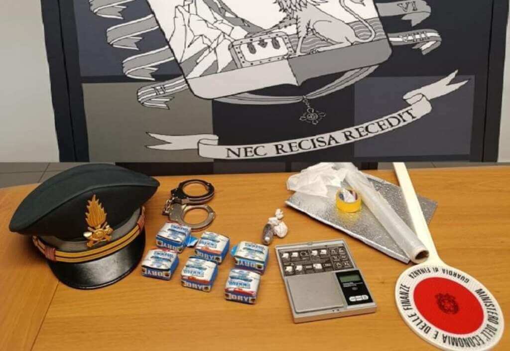 Galleria foto 'Matera, tenta di fuggire a un controllo: arrestato pusher 18enne, aveva con sé hashish' - foto 1