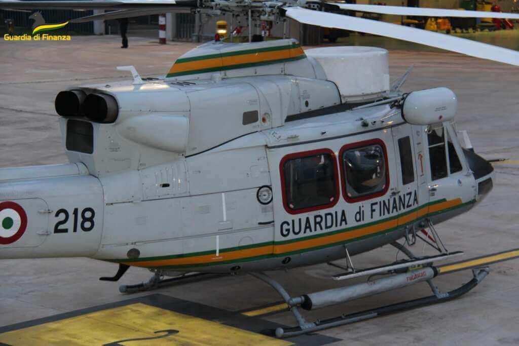 Va in pensione Ab-412Hp: l’elicottero della GdF “campione” della lotta al contrabbando di sigarette – VIDEO