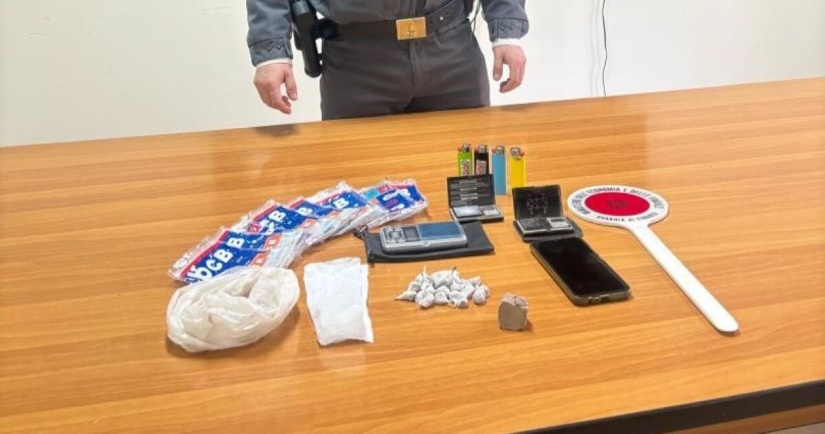 Tra penne e quaderni vendeva anche eroina: arrestato il titolare di una cartolibreria a Galatina