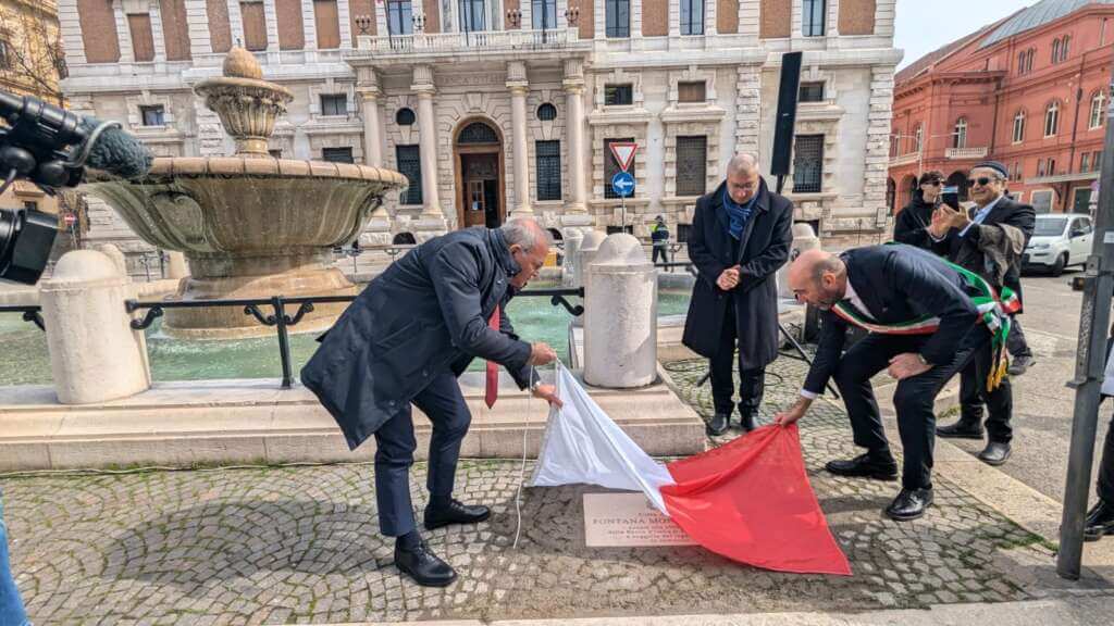 Bari, scoperta la targa commemorativa della fontana monumentale di Corso Cavour – FOTO Bari, scoperta la targa commemorativa della fontana monumentale di Corso Cavour – FOTO