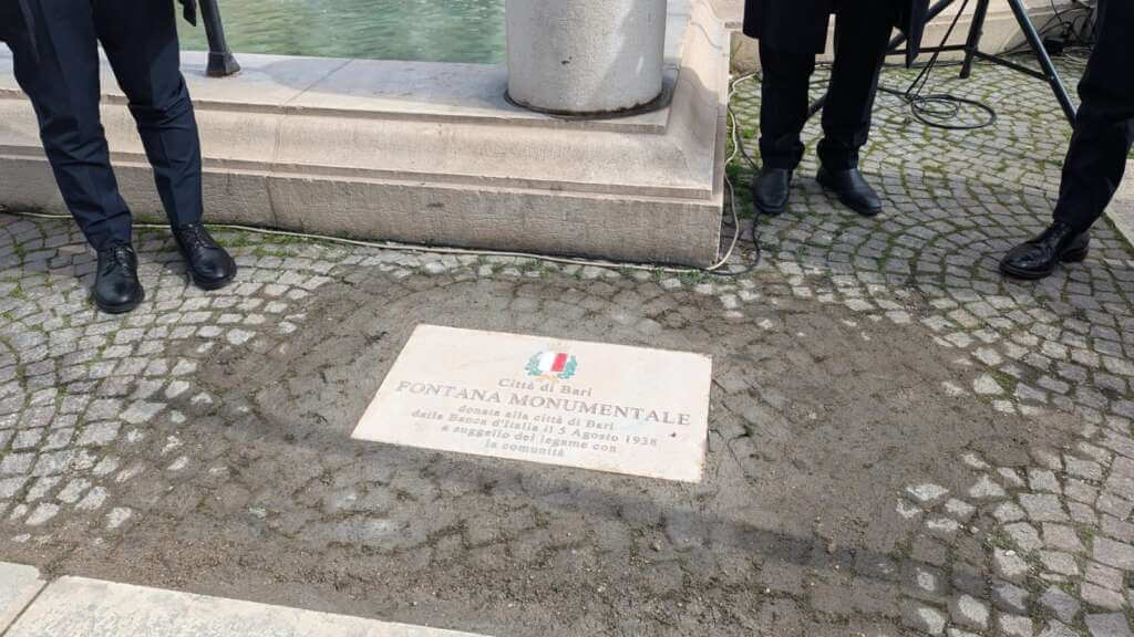 Bari, scoperta la targa commemorativa della fontana monumentale di Corso Cavour – FOTO