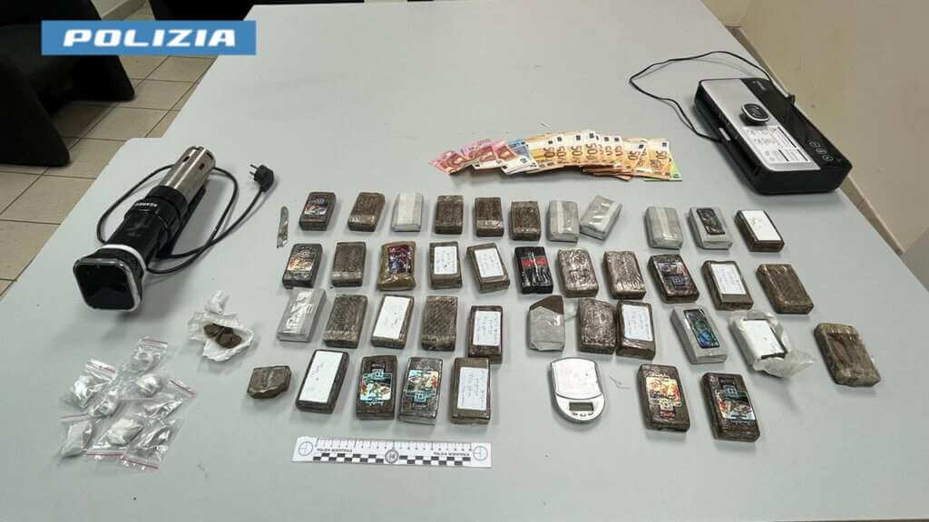 Galleria foto 'Taranto, ha in casa quattro chili di hashish: arrestato un giovane di 22 anni' - foto 1