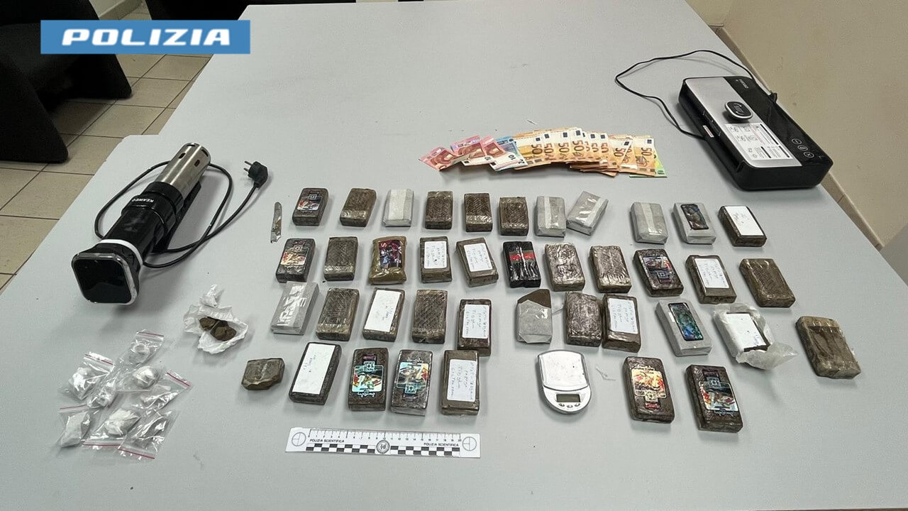 Taranto, ha in casa quattro chili di hashish: arrestato un giovane di 22 anni