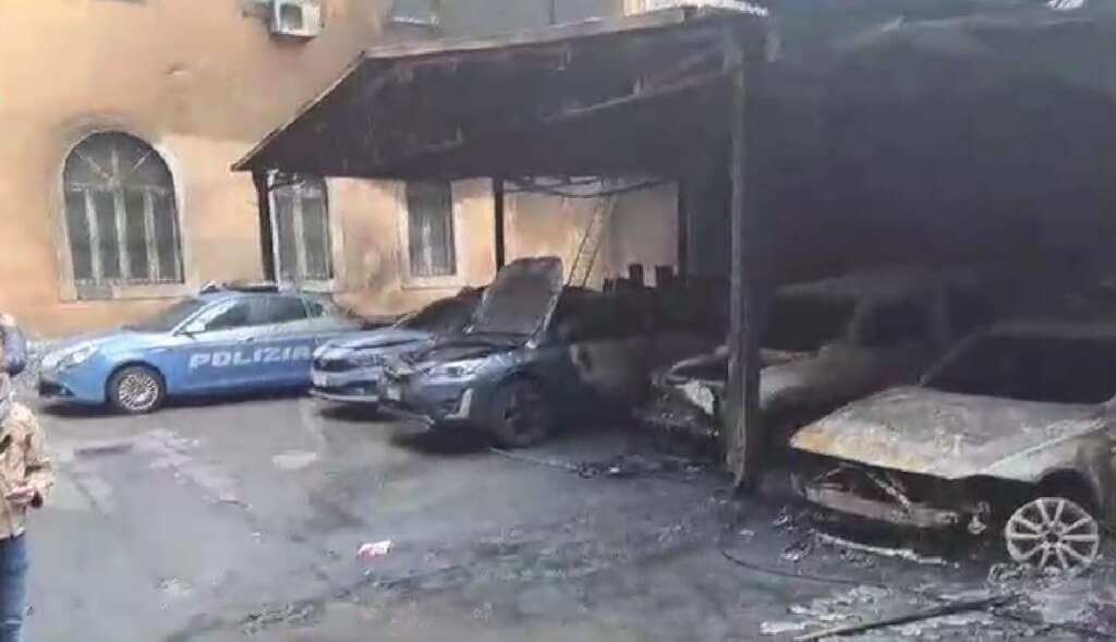 Galleria foto 'Roma, attentato incendiario a Commissariato e Stradale: 2 agenti intossicati e 17 auto distrutte – VIDEO' - foto 1