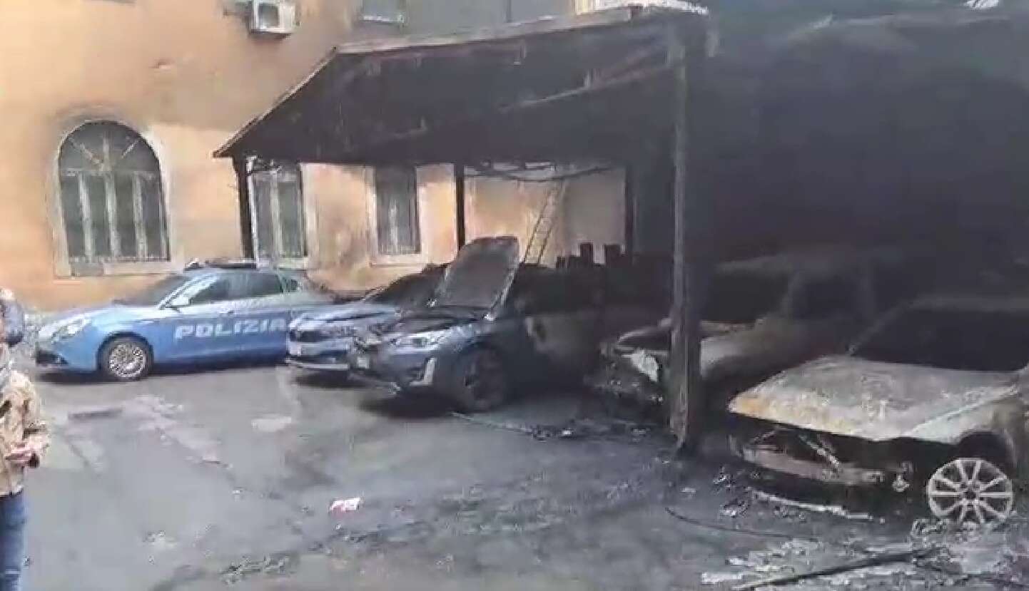 Roma, attentato incendiario a Commissariato e Stradale: 2 agenti intossicati e 17 auto distrutte – VIDEO Roma, attentato incendiario a Commissariato e Stradale: 2 agenti intossicati e 17 auto distrutte – VIDEO