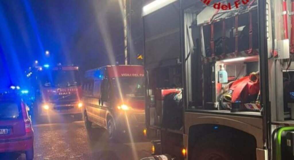 Galleria foto 'Milano, incendio in un palazzo al Giambellino: 16 intossicati, uno grave. Evacuato l’edificio' - foto 1