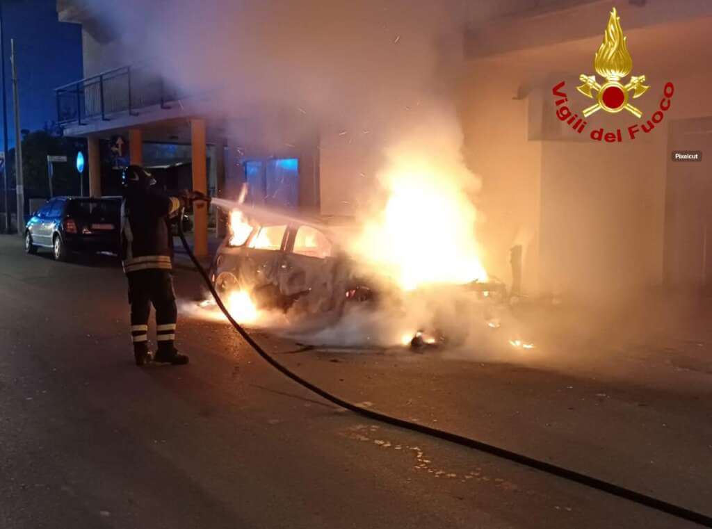 Galleria foto 'Aradeo, auto in fiamme nella notte: danni anche al portone di un condominio' - foto 1