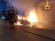 Aradeo, auto in fiamme nella notte: danni anche al portone di un condominio