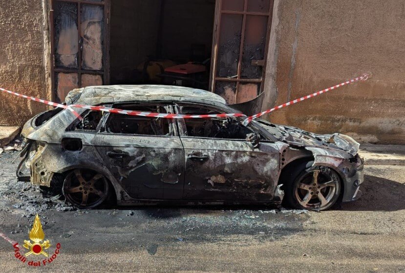 Galleria foto 'Incendi nel Barese: a Conversano in fiamme un’auto, a Capurso brucia un casolare' - foto 1