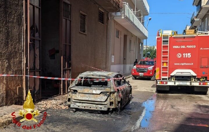 Galleria foto 'Incendi nel Barese: a Conversano in fiamme un’auto, a Capurso brucia un casolare' - foto 2