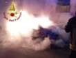 Lecce, a fuoco un’auto nella notte: intervengono i vigili del fuoco. Indagini in corso