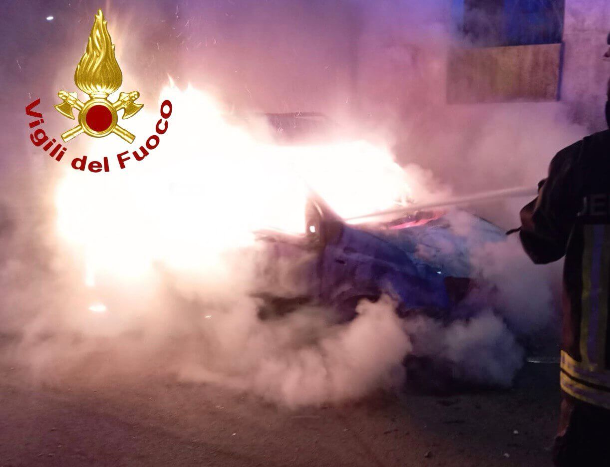 Lecce, a fuoco un’auto nella notte: intervengono i vigili del fuoco. Indagini in corso