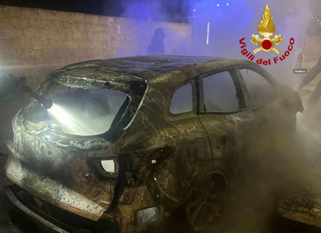 Galleria foto 'Incendi nel Salento: a Maglie fuoco nel deposito del campo sportivo, a Matino brucia un’auto' - foto 1