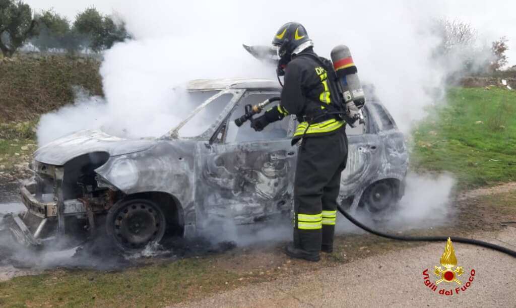 Auto in marcia va a fuoco: paura per un uomo sulla provinciale tra Acquaviva e Santeramo Auto in marcia va a fuoco: paura per un uomo sulla provinciale tra Acquaviva e Santeramo