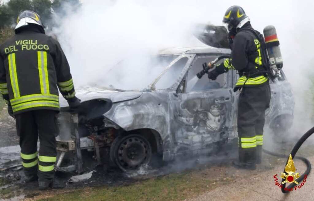 Auto in marcia va a fuoco: paura per un uomo sulla provinciale tra Acquaviva e Santeramo Auto in marcia va a fuoco: paura per un uomo sulla provinciale tra Acquaviva e Santeramo
