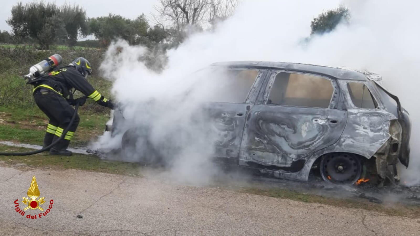 Auto in marcia va a fuoco: paura per un uomo sulla provinciale tra Acquaviva e Santeramo Auto in marcia va a fuoco: paura per un uomo sulla provinciale tra Acquaviva e Santeramo