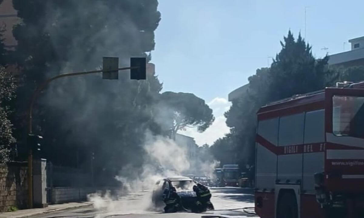 Bari, paura in via Giulio Petroni: in fiamme un’auto. Il conducente riesce a mettersi in salvo Bari, paura in via Giulio Petroni: in fiamme un’auto. Il conducente riesce a mettersi in salvo