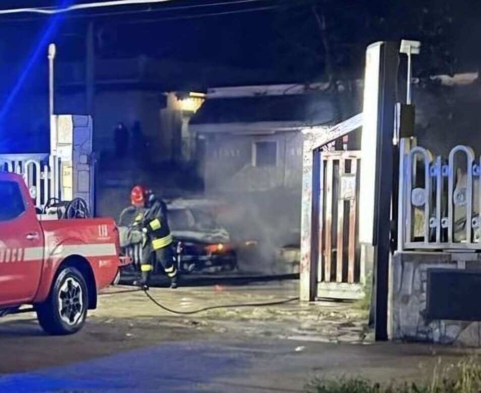 Galleria foto 'Massafra, scoppia l’incendio in un autoparco: distrutti sei mezzi. Indagini in corso' - foto 1