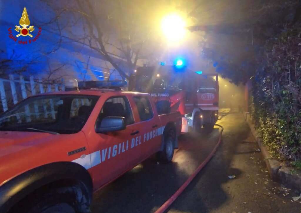 Galleria foto 'Bari, incendio in un garage a Carbonara: in fiamme una decina di auto, evacuata una palazzina – FOTO' - foto 5