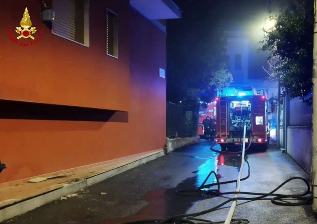 Galleria foto 'Bari, incendio in un garage a Carbonara: in fiamme una decina di auto, evacuata una palazzina – FOTO' - foto 4