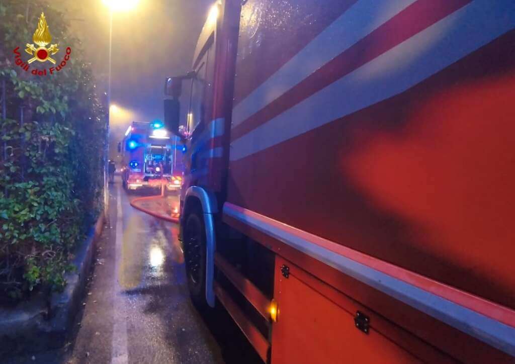 Galleria foto 'Bari, incendio in un garage a Carbonara: in fiamme una decina di auto, evacuata una palazzina – FOTO' - foto 6