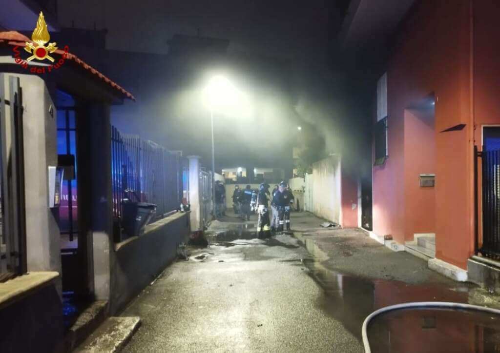 Galleria foto 'Bari, incendio in un garage a Carbonara: in fiamme una decina di auto, evacuata una palazzina – FOTO' - foto 7