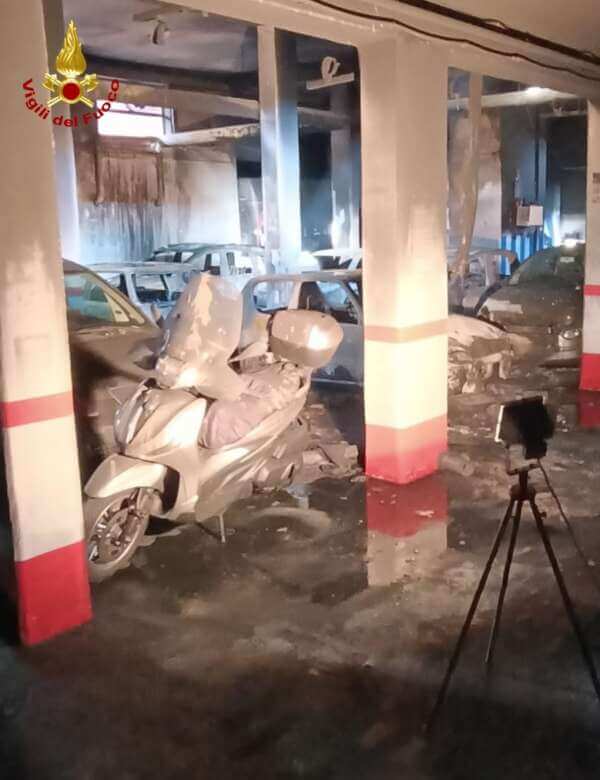 Galleria foto 'Bari, incendio in un garage a Carbonara: in fiamme una decina di auto, evacuata una palazzina – FOTO' - foto 1