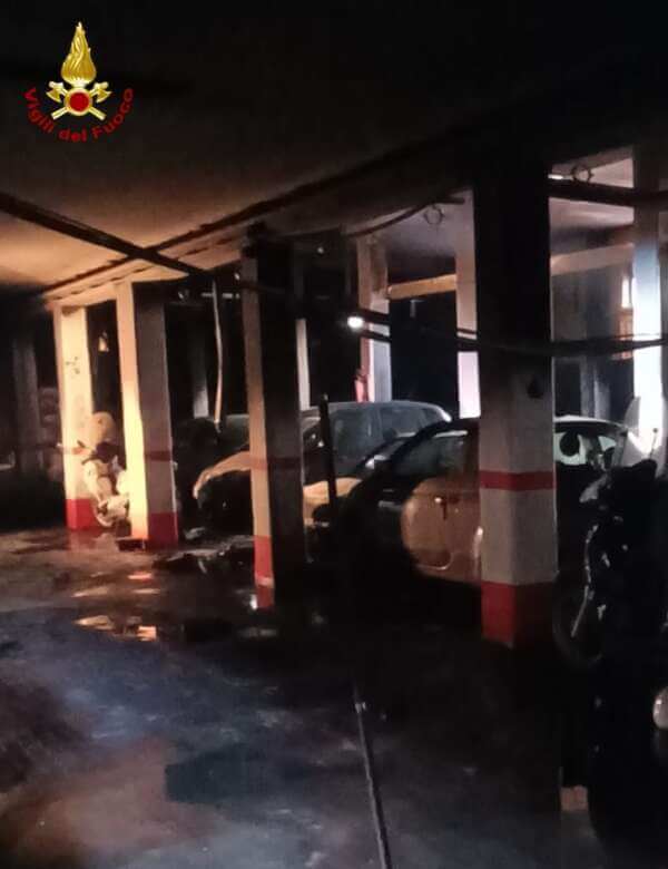 Galleria foto 'Bari, incendio in un garage a Carbonara: in fiamme una decina di auto, evacuata una palazzina – FOTO' - foto 2